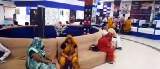 गुल्लक तो टूटे, पर उन दिनों की तरह बैंकों पर नहीं टूटी भीड़