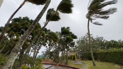 El poderoso tifón Mawar pasa cerca de la Isla de Guam en el Pacífico