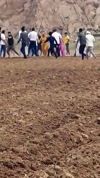जमीनी विवाद में भिड़े दो पक्ष, फायरिंग हुई, जमकर चली लाठियां, कई जन हुए घायल, देखें वीडियो