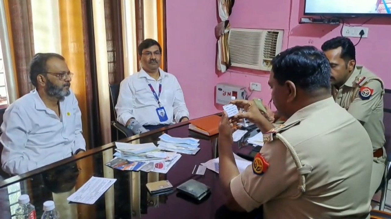 Meerut News: DM ऑफिस से हुआ बर्खास्त तो फर्जी साइन कर खातों से निकालने लगा रूपए, देखें वीडियो