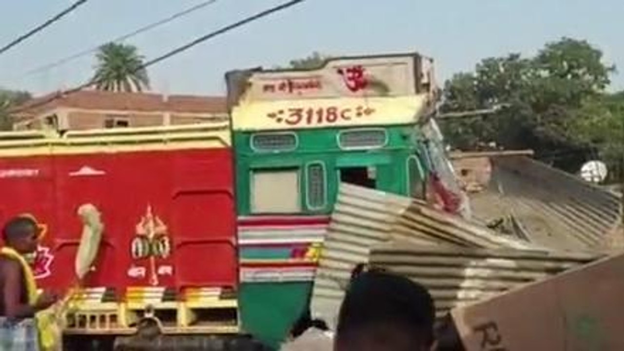 बड़ा हादसा: अनियंत्रित बालू लदा ट्रक दुकान में घुसा, मौके पर मची अफरा तफरी, देखें वीडियो