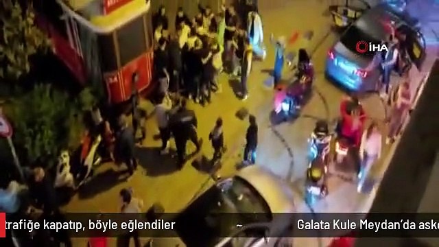 Galata Kule Meydan'da asker eğlencesi için yolu trafiğe kapatıp, böyle eğlendiler