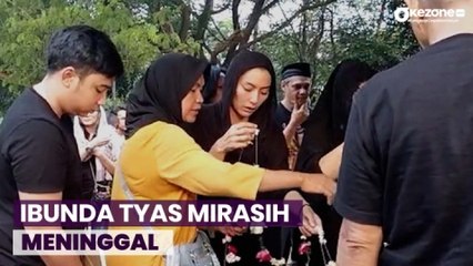 Download Video: Tyas Mirasih Teteskan Airmata saat Antarkan Sang Ibunda ke Tempat Peristirahatan Terakhir