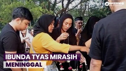 Tyas Mirasih Teteskan Airmata saat Antarkan Sang Ibunda ke Tempat Peristirahatan Terakhir