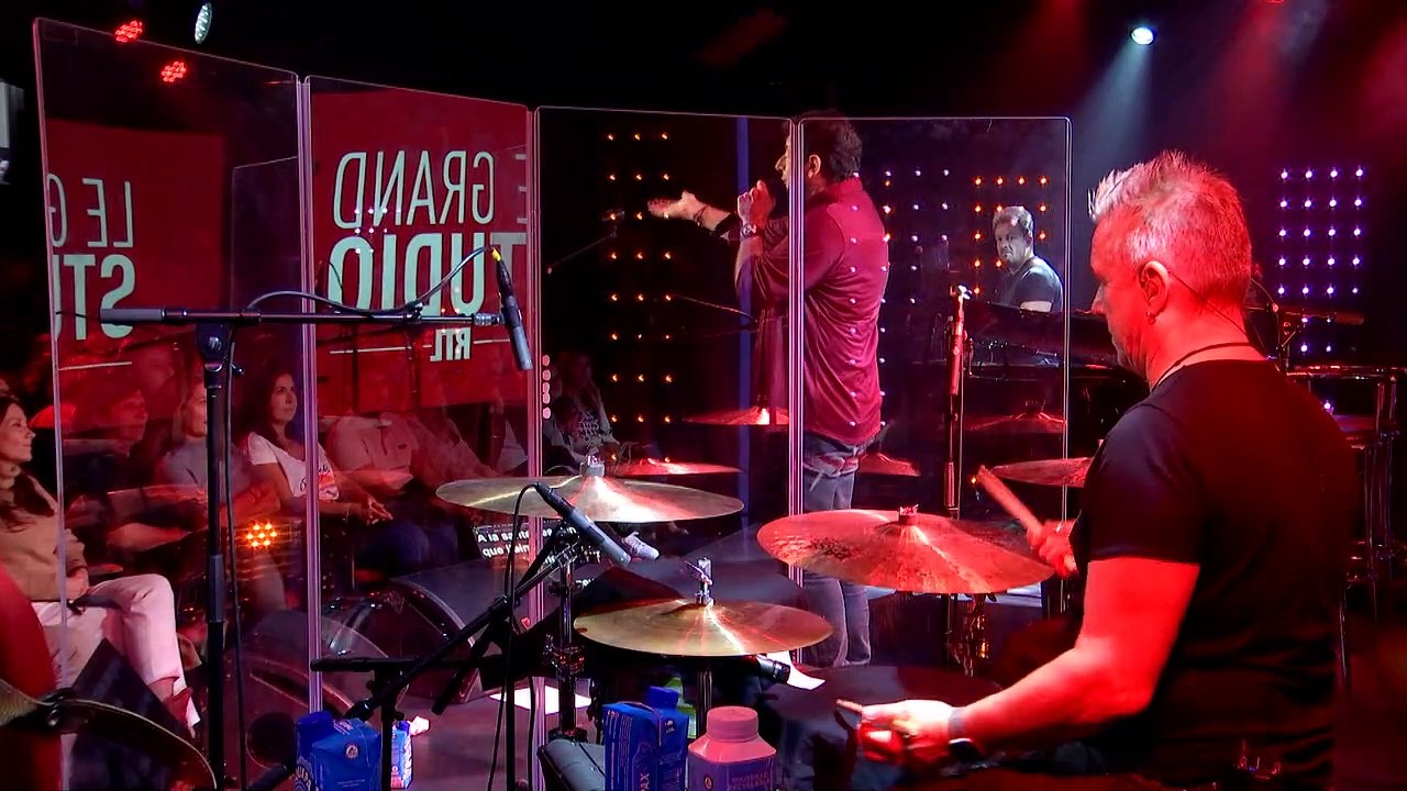 Patrick Bruel interprète  " A la santé des gens que j'aime " dans le Grand Studio RTL