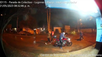 Así fue la secuencia completa de cómo el policía ejecutó por la espalda al ladrón en Moreno