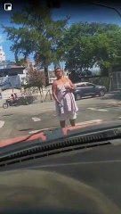 Une mendiante fait un spectacle assez incroyable à un feu rouge... enfin presque