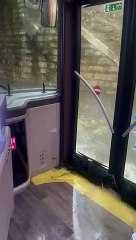 Brescia: l'acqua entra nell'autobus che attraversa le strade allagate