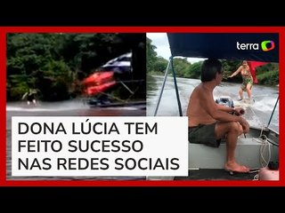 Idosa de 69 anos surpreende e viraliza na web por surfar em rios da Amazônia