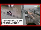 Fortes chuvas no Recife (PE) causam alagamentos e transtornos a moradores