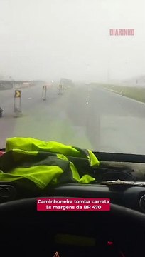 Caminhoneira tomba carreta às margens da BR 470