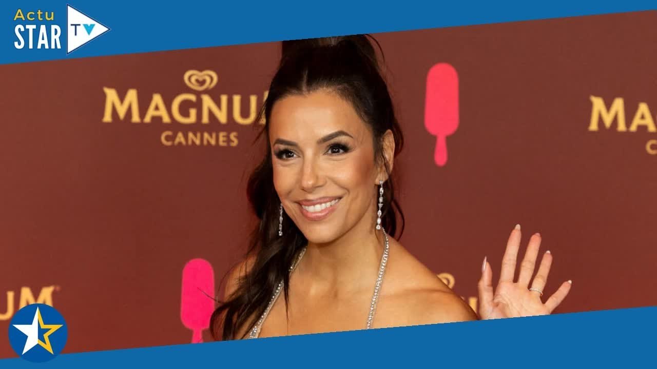 Eva Longoria fessier bombé dans une robe métallique très moulante, l'actrice en folie sur les sons d