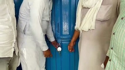 किसानों ने क्रय-विक्रय सहकारी समिति कार्यालय पर की तालाबंदी