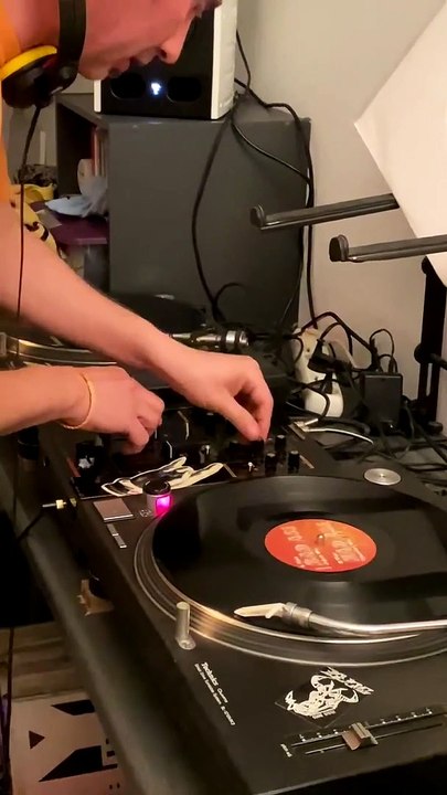Quand tu dois ressortir la Technics SH-1200 pour expliquer ce qu’est le mix, y’a rien de mieux que la Jungle d’Aphrodite 