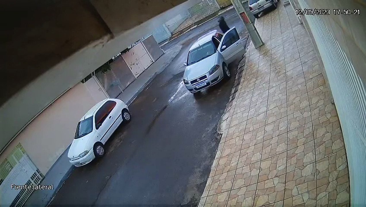 Preso do semiaberto e comparsa invadem casa e fazem moradores de reféns