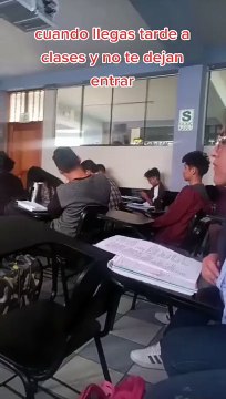 Somos víctimas del tráfico : Jóvenes sorprenden con curioso letrero tras llegar tarde a clase