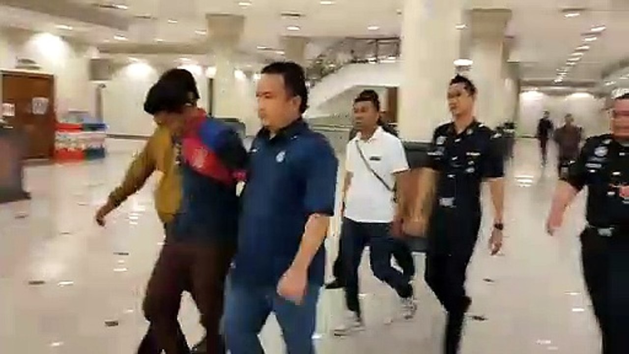 法庭；虐童案 　