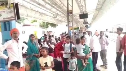 बरेली: पटरी से उतरी रेल सेवा, घंटों देरी से पहुँच रहीं ट्रेने...गर्मी में यात्रियों की बढ़ी मुसीबत