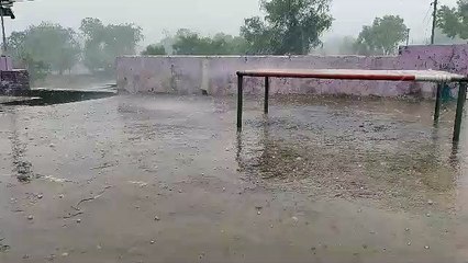 अंधड़-बारिश: पोल और पेड़ों के साथ पारा धड़ाम, गर्मी से मिली राहत