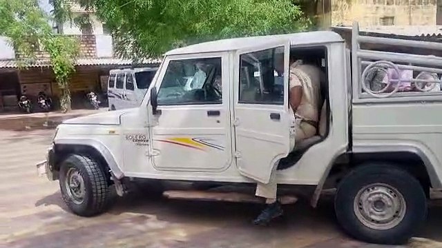 हत्या कर भागे आरोपियों को पकड़ने के लिए पुलिस ने की फायरिंग