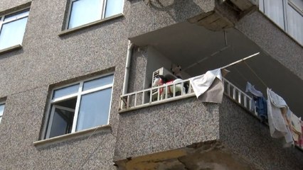 2 yaşındaki çocuk pencereden otomobilin üzerine düştü