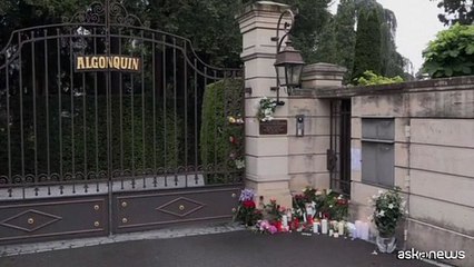 Fiori e candele davanti alla casa di Tina Turner