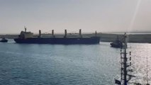Mısır'ın Süveyş Kanalı'nda bir gemi karaya oturdu