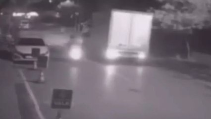 Tartıştığı kuryeye kamyonetiyle çarpıp kaçtı