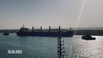 Rimorchiatori liberano la nave portacontainer nel canale di Suez