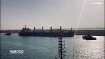 شاهد: إصلاح سفينة عطلت حركة الملاحة في قناة السويس