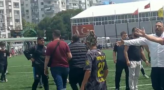 Taraftar, sahada kadın futbolculara saldırdı