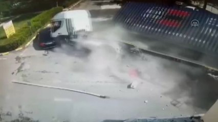 TIR'ın İl Özel İdaresinin bahçesine girmesi güvenlik kamerasında
