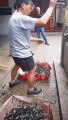 Chine : Des employés viennent laver la fontaine d'une statue et récoltent le pactole
