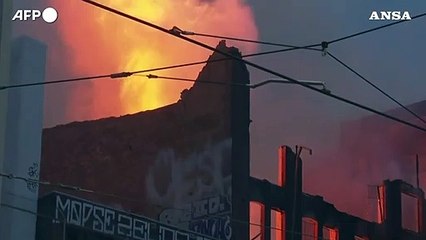 Gigantesco incendio divora un edificio a Sydney