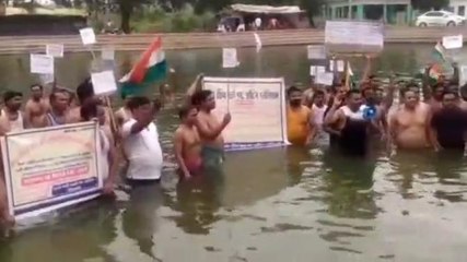 मुंगेर: ऐसी गर्म कुंड में क्यों जल सत्याग्रह करने लगे यह लोग? देखें वीडियो