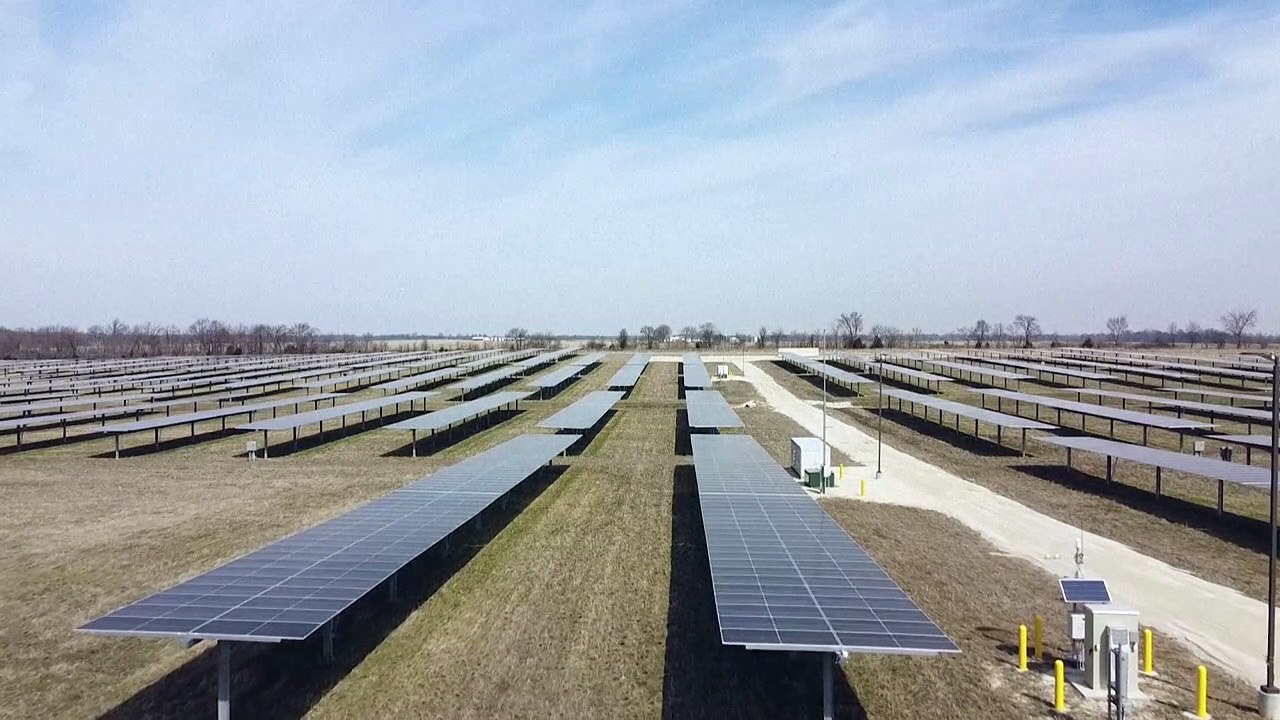 Investimentos em energia solar devem superar gastos em petróleo em 2023