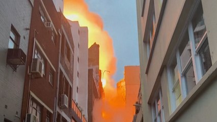 Скачать видео: Australie : un impressionnant incendie ravage un immeuble de Sydney et s’étend à d’autres bâtiments