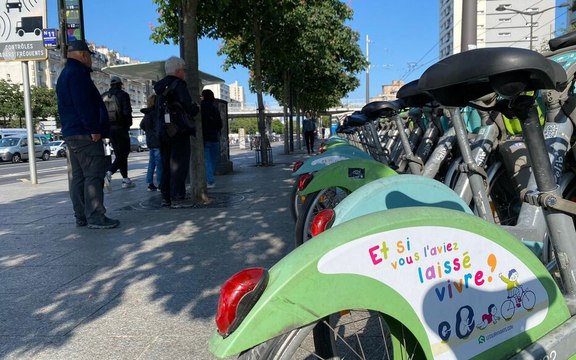 « Et si vous l’aviez laissé vivre ? » : des messages anti-avortement placardés sur les Vélib’ de Paris