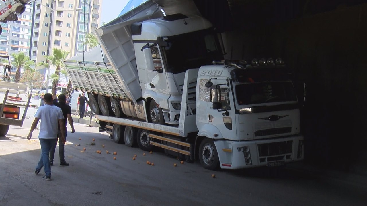 Çekicinin taşıdığı kamyonun kasası, otoyol köprüsüne sıkıştı