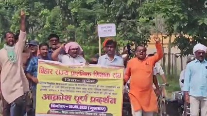 सुपौल: प्राथमिक शिक्षक संघ के आह्वान पर शिक्षकों ने निकाला आक्रोश मार्च