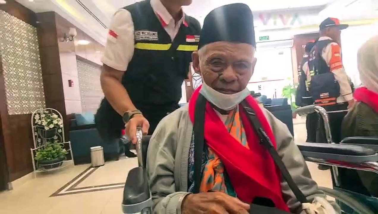 Wajah Bahagia Pasutri Lanjut Usia Tiba di Madinah