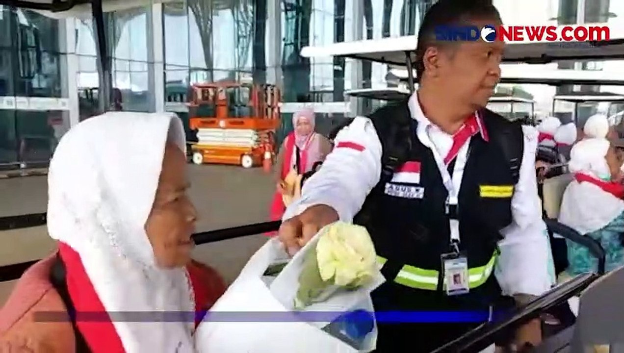 Bantu dan Layani Jemaah Haji Lansia, Begini Aksi Petugas Dorong Kursi hingga Gendong Jemaah