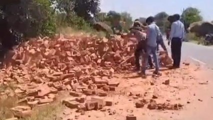अलीगढ़: ईटों से भरी ट्रैक्टर-ट्रॉली अनियंत्रित होकर पलटी, हादसे में भट्टा मजदूर की हुई दर्दनाक मौत