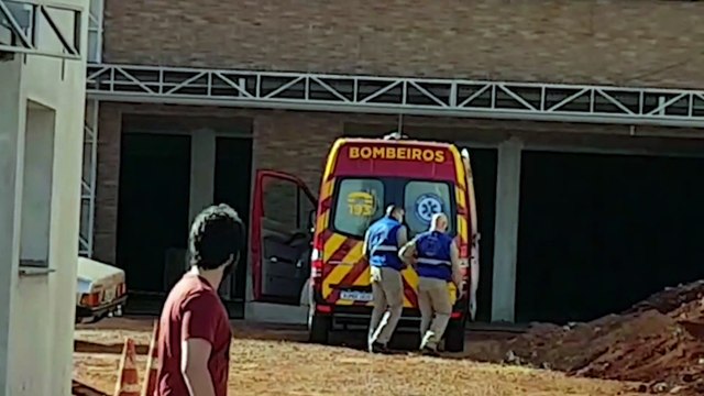 Homem sobre queda em obra no Centro e precisa ser socorrido pelo Corpo de Bombeiros