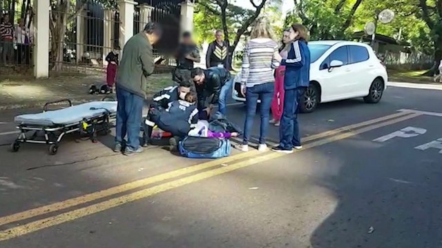 Idosa tem fratura no quadril e lesão na cabeça após ser atropelada por carro no Centro