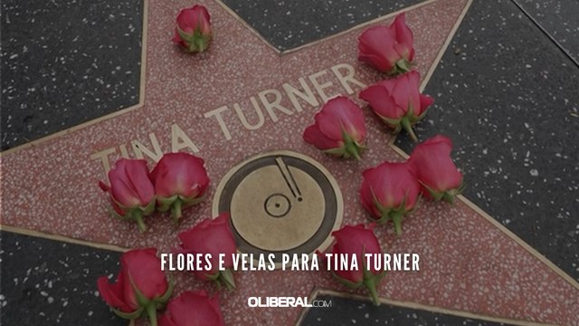 Flores e velas para Tina Turner
