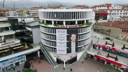Tanju Özcan’dan belediye binasına ‘Hemen gidin’ pankartı