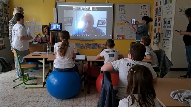 Visioconférence entre Dirk Frimout et des élèves de l’école spécialisée Les Co’Kain