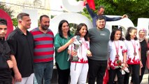 IĞDIR - Kick Boks Dünya Kupası şampiyonu Gamze Kancar, davul zurnayla karşılandı