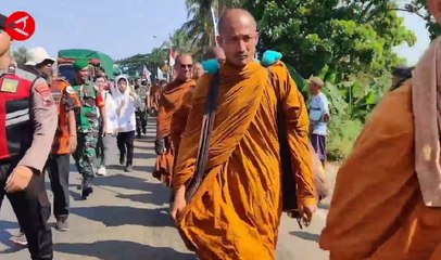 Biksu yang jalani ritual Thudong disambut antusias di Pekalongan